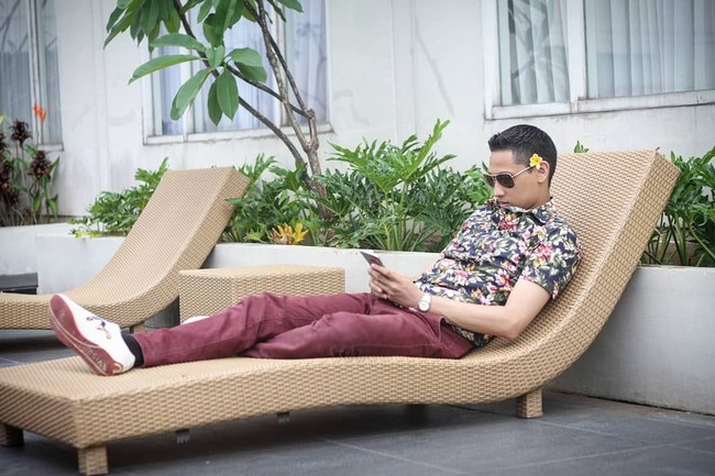 Bagi pengusaha yang spesialisanya di bidang penyedia jasa konten media sosial ini, gaya adalah segalanya. Saat traveling pun, ia tetap terlihat modis. (Foto: Instagram/@ferriuno)