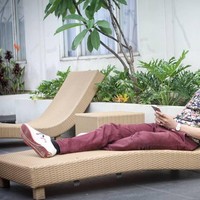 Bagi pengusaha yang spesialisanya di bidang penyedia jasa konten media sosial ini, gaya adalah segalanya. Saat traveling pun, ia tetap terlihat modis. (Foto: Instagram/@ferriuno)