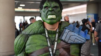 Wah bukan hanya badannya yang berwarna hijau, cosplay Hulk ini sepertinya juga suka makan makanan berwarna hijau. Terbukti pada noda hijau yang ada pada giginya. Foto: CNET