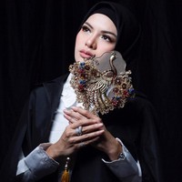 Di foto kedua, Nikita Mirzani tampil memakai busana koleksi Diniira. Ia tampil lebih bold dengan nuansa monokrom. Penampilannya ini terlihat sangat teduh dan jauh dari kesan seksi yang selama ini melekat padanya. Foto: Diera Bachir