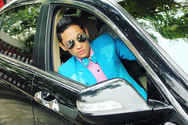 Ferri ternyata tak takut mengeksplor warna-warna berani. Ia bahkan memadukan kemeja pink terangnya dengan jas biru bubble-gum. (Foto: Instagram/@ferriuno)