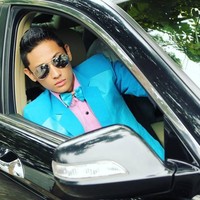 Ferri ternyata tak takut mengeksplor warna-warna berani. Ia bahkan memadukan kemeja pink terangnya dengan jas biru bubble-gum. (Foto: Instagram/@ferriuno)