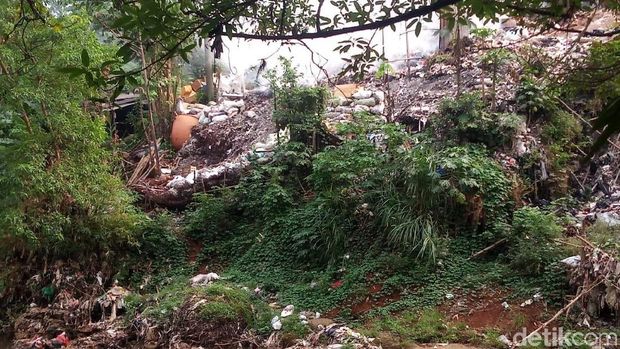 Sampah Menggunung di Pinggir Kali Ciliwung Ganggu Warga Depok