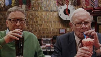 Gates sendiri justru berteman baik dengan miliuner lainnya, pendiri Walmart Warren Buffett. Menurutnya ia dan Buffett terlihat seperti tokoh utama di film komedi. Foto: Instagram