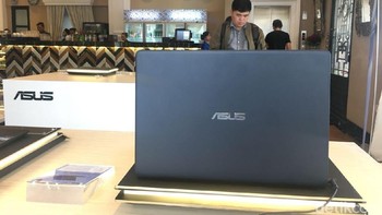 ZenBook UX331UAL merupakan laptop dengan layar 13,3 inch yang memilik bobot paling ringan. Beratnya hanya 985 gram. Foto: detikINET/Agus Tri Haryanto