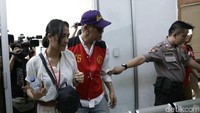 Aktor Tio Pakusadewo ditemani putrinya, Patrisha Beatrice saat menjalani sidang putusan di Pengadilan Negeri Jakarta Selatan, Selasa (24/7). Foto: Pool/Palevi S/detikHOT.