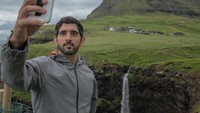 Pangeran Hamdan beberapa waktu lalu pergi berlibur bersama keluarganya ke Pulau Faroe. Dia mengabadikan momen berfoto dengan latar air terjun di tepi laut yang cantik. (faz3/Instagram)