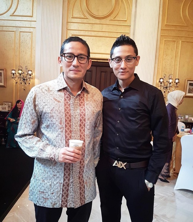 Siapa sangka bila Sandiaga Uno punya kembaran. Namanya Ferri Jubair, pengusaha muda yang disebut-sebut mirip sang wakil gubernur DKI Jakarta tersebut. Sembari berbisnis, Ferri cukup eksis di Instagram dengan berbagi foto-foto gayanya yang dandy dan perlente kepada 24,5 ribu pengikut. Sesekali ia juga menyelipkan pesan motivasi di foto tersebut. (Foto: Instagram/@ferriuno)
