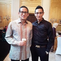 Siapa sangka bila Sandiaga Uno punya kembaran. Namanya Ferri Jubair, pengusaha muda yang disebut-sebut mirip sang wakil gubernur DKI Jakarta tersebut. Sembari berbisnis, Ferri cukup eksis di Instagram dengan berbagi foto-foto gayanya yang dandy dan perlente kepada 24,5 ribu pengikut. Sesekali ia juga menyelipkan pesan motivasi di foto tersebut. (Foto: Instagram/@ferriuno)