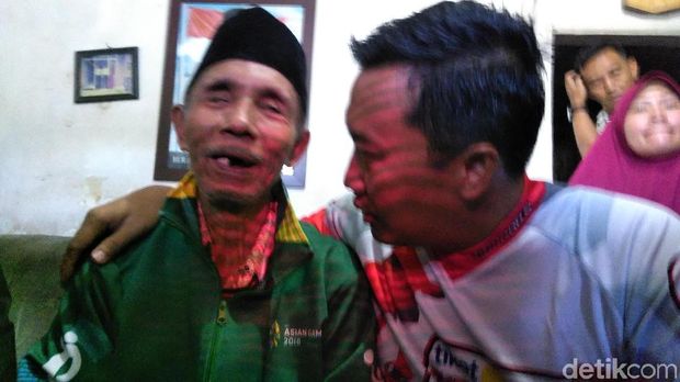 Menpora saat mengunjungi Soeharto