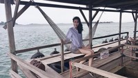 Dalam liburannya ke Batam beberapa waktu lalu, Nadia juga sempat bersantai di atas ayunan santai dengan panorama laut (nadiapurwoko/Instagram)