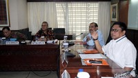 DPD melakukan pertemuan dengan Ketua Bawaslu Abhan dan Ketua KPU Arief Budiman di ruang rapat Pimpinan DPD Nusantara III, Komplek Parlemen, Senayan, Jakarta, Selasa (24/7/2018).