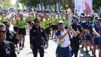 Turut hadir pula Menteri Pariwisata RI Arief Yahya menyaksikan dan mendampingi Komisaris Utama Bank BRI Andrinof A. Chaniago, Kapolda Bali Irjen. Pol Petrus Reinhard Golose, dan Sekretaris Daerah Provinsi Bali Dewa Made Indra yang ikut menyalakan Api Abadi di Mini Cauldron dalam rangkaian acara pawai Obor/Torch Relay Asian games 2018, di Monumen Bajra Sandhi, Denpasar, Bali (24/7). Foto: dok. INASGOC