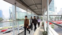 Menurut Anies, ada dua alasan mengapa JPO tersebut dibongkar. Pertama karena JPO itu menghalangi Patung Selamat Datang jika dilihat dari arah Monas.