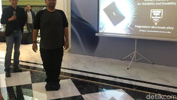 Bahkan, notebook satu ini telah diklaim telah lolos dan menyandang standar military-grade MIL-STD 810G. Seperti, tahan dari diinjak. Foto: detikINET/Agus Tri Haryanto