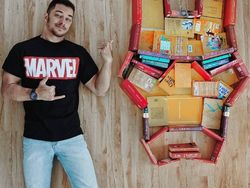 Super Kreatif! Pria Ini Bikin Foto Keren Pakai Susunan Buku