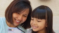 Kalau ini potret Jerry yang menunjukkan kedekatan Shakira dengan saudara perempuannya, Vera. Two beautiful smiles, tulis Jerry di keterangan foto ini. Foto: Instagram jerryaurum