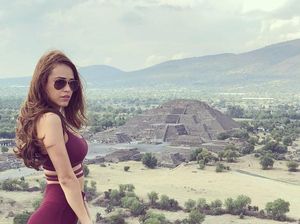 Presenter Terseksi Sedunia dan Piramida Rumah Para Dewa