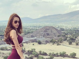 Presenter Terseksi Sedunia dan Piramida Rumah Para Dewa