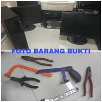 Para pelaku membobol ruko jasa pengiriman barang dan membawa kabur komputer