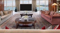 Ruang utama Royal Penthouse Suite yang super nyaman. Dilengkapi dengan TV layar terbesar keluaran produsen ternama Bang & Olufsen (Hotel President Wilson)