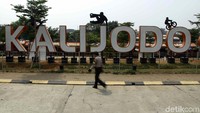 Sebelumnya, Wakil Gubernur DKI Jakarta Sandiaga Uno mengakui Kalijodo saat ini kurang terawat. Sandiaga menyebut penyebabnya karena kurang koordinasi antar jajarannya.