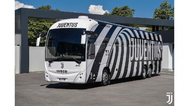 Bus Keren Bermotif Zebra Buat Ronaldo Cs