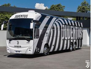 Bus Keren Bermotif Zebra Buat Ronaldo Cs