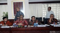 Arief dan jajaran Bawaslu ke DPR karena diagendakan bertemu dengan Ketua DPD Oesman Sapta Odang (OSO) dkk.
