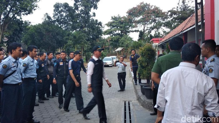 Belasan Petugas Kemenkum HAM Datangi Lapas Sukamiskin, Ada Apa?