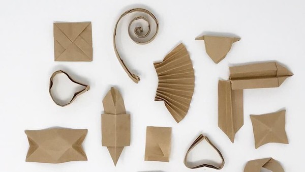 Tatsumi mengambil tips berupa origami tersebut dan menyimpannya. Semenjak itu, Tatsumi selalu mengumpulkan bungkus sumpit dan membuatnya menjadi origami yang indah (Japanese Tip/Facebook) Tatsumi mengambil tips berupa origami tersebut dan menyimpannya. Semenjak itu, Tatsumi selalu mengumpulkan bungkus sumpit dan membuatnya menjadi origami yang indah (Japanese Tip/Facebook)