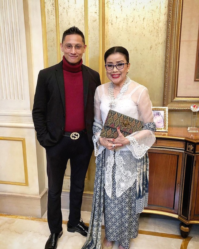 Foto bareng ibunda Sandiaga Uno, Ferri tampil dandy dengan atasan turtle-neck merah marun dan setelan berjas. Tidak ketinggalan sabuk berlogo Gucci yang kekinian jadi aksesori andalan. (Foto: Instagram/@ferriuno)