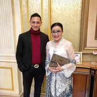 Foto bareng ibunda Sandiaga Uno, Ferri tampil dandy dengan atasan turtle-neck merah marun dan setelan berjas. Tidak ketinggalan sabuk berlogo Gucci yang kekinian jadi aksesori andalan. (Foto: Instagram/@ferriuno)