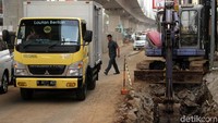 Jalur ini pun jadi langganan macet setiap jam kerja.