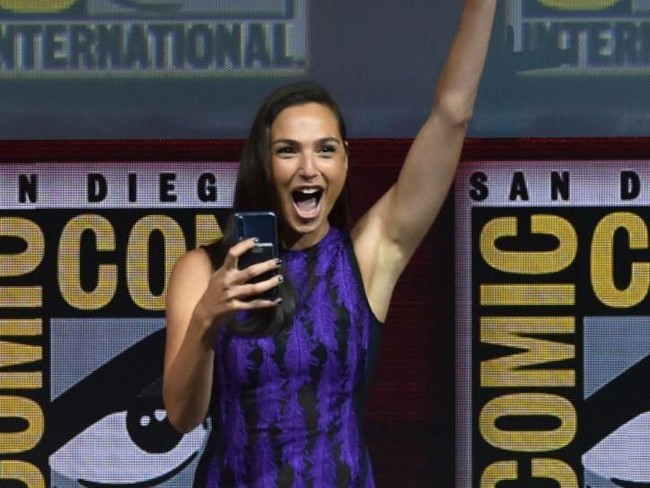 Gal memakai gaun ungu yang cantik, jadi kami memutuskan untuk mengaplikasikan makeup yang fresh dan glowy. Fokus tetap pada matanya namun warna bibir tetap netral supaya tidak beradu dengan gaunnya, ungkap sang makeup artist, Sabrina Bedrani. (Foto: Kevin Winter/Getty Images)