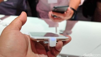 Bagian bawahnya di mana terlihat speaker serta USB Type C. Handset ini tak memiliki colokan jack audio. Foto: Dhani Irawan/detikcom