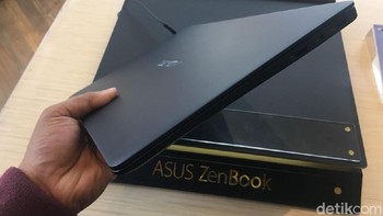 Asus mengklaim bobot 985 gram tersebut merupakan yang plaing ringan beredar di pasaran saat ini. Foto: detikINET/Agus Tri Haryanto