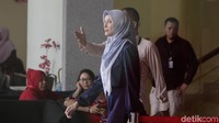 Inneke diperiksa sebagai saksi atas tersangka Andri Rahmat yang merupakan napi kasus umum/tahanan pendamping Fahmi. Inneke diperiksa terkait perannya di pembelian mobil yang diduga untuk Wahid.