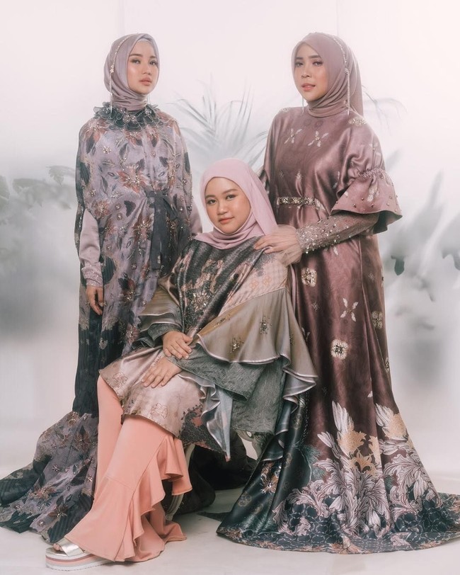 Nikita Mirzani, Fitri Tropica, Chacha Frederica, dan fotografer Diera Bachir memutuskan untuk berhijab belum lama ini. Memiliki rentang waktu hijrah yang bersamaan, mereka pun kompak berfoto bersama. Foto: Diera Bachir / Fira Assegaf
