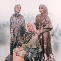 Nikita Mirzani, Fitri Tropica, Chacha Frederica, dan fotografer Diera Bachir memutuskan untuk berhijab belum lama ini. Memiliki rentang waktu hijrah yang bersamaan, mereka pun kompak berfoto bersama. Foto: Diera Bachir / Fira Assegaf
