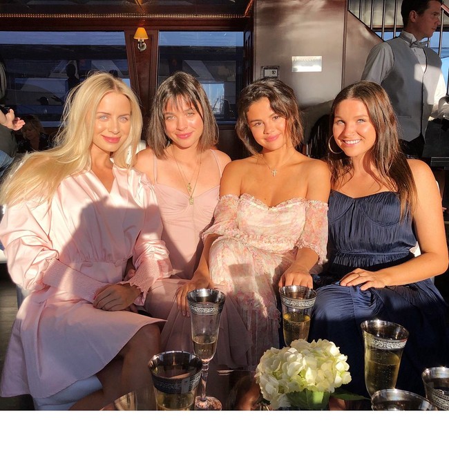 Untuk menyempurnakan gaya bohemiannya, pelantun Back To You itu tampil dengan makeup natural dan rambut messy. Foto: Dok. Instagram/Selena Gomez