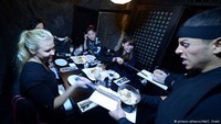 Selain penyajian menunya yang unik, pramusajinya juga menyesuaikan tema restoran. Ya, mereka mengenakan baju ala ninja. Pengunjung bisa coba mengambil menu yang dibawa pramusaji dengan sebuah pedang. Foto: istimewa
