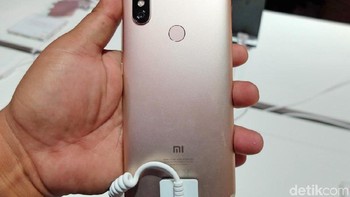 Casing bagian belakang di mana ada kamera ganda serta pemindai sidik jari. Foto: Dhani Irawan/detikcom