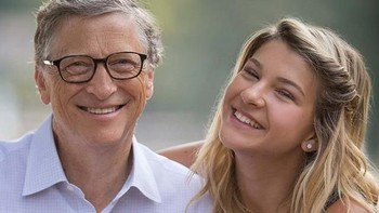 Sedangkan Gates memilih bersantai dengan anaknya, Phoebe Gates sambil membicarakan buku Turtles All the Way Down karya penulis favorit mereka John Green. Foto: Instagram