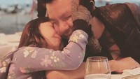 Belum lama ini Jerry mengajak Shakira berlibur ke Portugal. Ketika makan malam, Shakira tak lupa memberikan ciuman manis di pipi untuk sang ayah. Foto: Instagram jerryaurum
