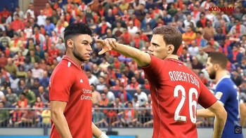 Pemain muda Liverpool Andrew Robertson tampak memberi instruksi kepada rekannya Alex Oxlade-Chamberlain. Foto: YouTube/officialpes
