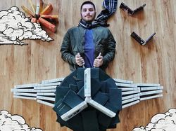 Super Kreatif! Pria Ini Bikin Foto Keren Pakai Susunan Buku