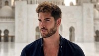 Kalau ini saat Bateman berkunjung ke Sheikh Zayed Mosque Dubai (nick__bateman/Instagram)