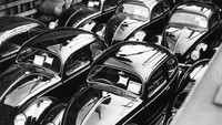 Tak hanya dipakai di Jerman, VW mulai mengekspor VW Beetle ke London, Inggris pada 10 Juli 1953. Harry Todd/Fox Photos/Getty Images.