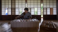 Seorang pria bernama Tatsumi bekerja sebagai pelayan restoran di Kameoka, Kyoto. Saat itu ia menerima tips unik dari seorang tamu (Harumi Ozawa/AFP)
